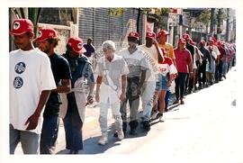Manifestação no 1º de Maio na Praça da Sé (São Paulo-SP, 01 mai. 2000) [fotografia] / Fotógrafo(a) : Alderon Pereira Costa. -- Ref.: BR-SPMST_MST-SN-CIN_AMP_000396-002211-AMT.