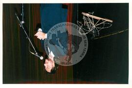 Mística de Abertura do Tribunal (Curitiba-PR, 02 mai. 2001) [fotografia] / Fotógrafo(a) : Douglas Mansur. -- Ref.: BR-SPMST_MST-SN-CIN_AMP_001917-014307-SJM.