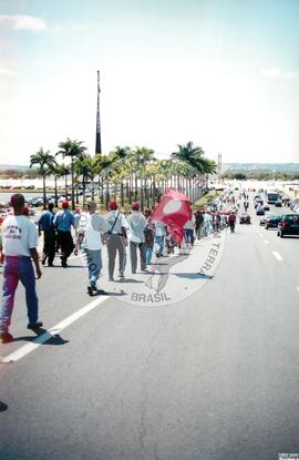 Mobilização em Brasília durante a Jornada Nacional "Acampamento Nacional Eldorado dos Carajás" (Brasília-DF, 03 set. 2001) [fotografia] / Fotógrafo(a) : Gildo Aguiar. -- Ref.: BR-SPMST_MST-SN-CIN_AMP_001918-014395-SJM.