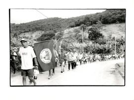 Marcha Nacional do MST (Minas Gerais, 27 fev. 1997) [fotografia] / Fotógrafo(a) : Carlos Carvalho. -- Ref.: BR-SPMST_MST-SN-CIN_AMP_001411-011369-MAC.