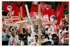 Mobilização (São Paulo-SP, 17 abr. 1988) [fotografia] / Fotógrafo(a) : Douglas Mansur. -- Ref.: BR-SPMST_MST-SN-CIN_AMP_000373-001929-AMT.