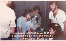 Seminário Internacional de Reforma Agrária, 1o (Brasília-DF, 24 nov. 1987) [fotografia] / Fotógrafo(a) : Arquivo MST. -- Ref.: BR-SPMST_MST-SN-CIN_AMP_001153-009823-RIT.