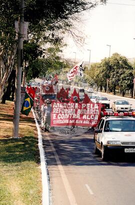Entrega do resultado do plesbicito da ALCA atividades nacionais conjuntas (Distrito Federal (Brasil), 16 set. 2001) [fotografia] / Fotógrafo(a) : Gildo Aguiar. -- Ref.: BR-SPMST_MST-SN-CIN_AMP_000587-003380-AMT.