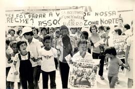 Manifestação de bairro na Zona Norte (São Paulo-SP, 1985) [fotografia] / Fotógrafo(a) : Maristela Maffei. -- Ref.: BR-SPMST_MST-SN-CIN_AMP_000365-001755-AMT.