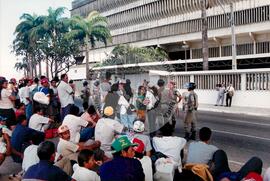 Mobilização no INCRA (Fortaleza-CE, 14 set. 1998) [fotografia] / Fotógrafo(a) : Estácio Júnior. -- Ref.: BR-SPMST_MST-SN-CIN_AMP_000515-002933-AMT.