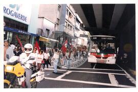 Marcha Sem Terra contra a prisão de 6 trabalhadores (São Paulo-SP, mar. 2000) [fotografia] / Fotógrafo(a) : Joaquim Duarte. -- Ref.: BR-SPMST_MST-SN-CIN_AMP_001426-011581-MAC.