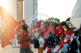 Entrega do resultado do plesbicito da ALCA atividades nacionais conjuntas (Distrito Federal (Brasil), 16 set. 2001) [fotografia] / Fotógrafo(a) : Gildo Aguiar. -- Ref.: BR-SPMST_MST-SN-CIN_AMP_000586-003296-AMT.