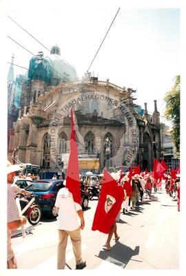 Mobilização para Marcha das Mulheres do acampamento "Terra sem males" do MST na Praça da Sé (São Paulo-SP, 08 mar. 2002) [fotografia] / Fotógrafo(a) : Arquivo MST. -- Ref.: BR-SPMST_MST-SN-CIN_AMP_000399-002289-AMT.