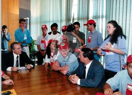 Congresso Nacional do MST, 4o (Distrito Federal (Brasil), 07 ago. 2000) [fotografia] / Fotógrafo(a) : Douglas Mansur ; Paula Reis ; João Zinclar. -- Ref.: BR-SPMST_MST-SN-CIN_AMP_000713-004576-CGR.