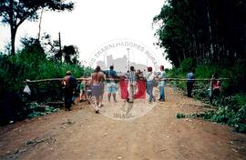 Acampamento " Nova Canudos- Fazenda Engenheiro D'Agua" do MST (Porto Feliz-SP, fev. 1999) [fotografia] / Fotógrafo(a) : Douglas Mansur. -- Ref.: BR-SPMST_MST-SN-CIN_AMP_000046-000248-ACP.