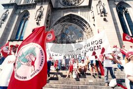 Chegada da Marcha Nacional à Brasília (Brasília-DF, fev. 1997) [fotografia] / Fotógrafo(a) : Douglas Mansur ; Paulo P. Lima. -- Ref.: BR-SPMST_MST-SN-CIN_AMP_001397-011030-MAC.