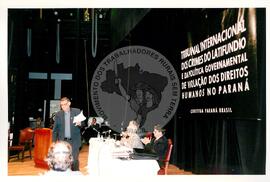 Tribunal Internacional dos Crimes do Latifúndio e da Política Governamental de Violação dos Direitos Humanos (Curitiba-PR, 02 mai. 2001) [fotografia] / Fotógrafo(a) : Douglas Mansur. -- Ref.: BR-SPMST_MST-SN-CIN_AMP_000134-000943-ACS.