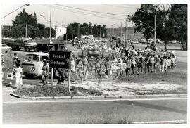 Caminhada São Paulo - Jundiaí (Jundiaí-SP, nov. 1993) [fotografia] / Fotógrafo(a) : Douglas Mansur. -- Ref.: BR-SPMST_MST-SN-CIN_AMP_001428-011600-MAC.