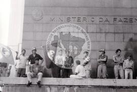 Mobilização do MST no Ministério do Trabalho (Rio Grande do Sul, [sem data]) [fotografia] / Fotógrafo(a) : Débora Lerrer. -- Ref.: BR-SPMST_MST-SN-CIN_AMP_000475-002776-AMT.