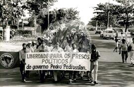 Ato pela libertação dos presos (Mato Grosso do Sul, ago. 1991) [fotografia] / Fotógrafo(a) : Daniel. -- Ref.: BR-SPMST_MST-SN-CIN_AMP_000603-003447-AMT.