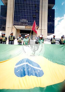 Chegada da Marcha Popular à Brasília (Brasília-DF, 07 out. 1999) [fotografia] / Fotógrafo(a) : Douglas Mansur. -- Ref.: BR-SPMST_MST-SN-CIN_AMP_001396-010993-MAC.