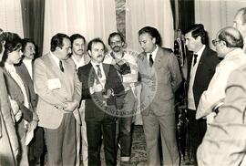 Lavradores com Jair Soares e Parlamentares (Distrito Federal (Brasil), [sem data]) [fotografia] / Fotógrafo(a) : [sem autoria]. -- Ref.: BR-SPMST_MST-SN-CIN_AMP_000643-003644-ARV.