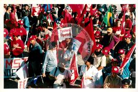 Inauguração do Monumento em homenagem a Antônio Tavares Pereira (Curitiba-PR, 01 mai. 2001) [fotografia] / Fotógrafo(a) : Douglas Mansur. -- Ref.: BR-SPMST_MST-SN-CIN_AMP_001025-007962-ELF.