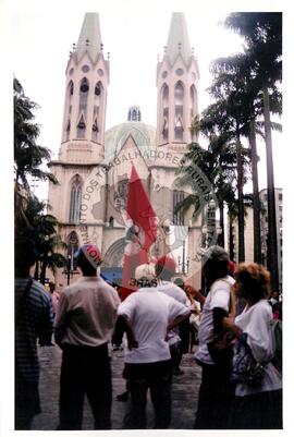 Marcha Sem Terra contra a prisão de 6 trabalhadores (São Paulo-SP, mar. 2000) [fotografia] / Fotógrafo(a) : Joaquim Duarte. -- Ref.: BR-SPMST_MST-SN-CIN_AMP_001426-011583-MAC.