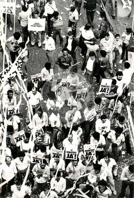 Mobilização Nacional Campanha Diretas Já na Praça da Sé (São Paulo-SP, 1984) [fotografia] / Fotógrafo(a) : [autoria n/d]. -- Ref.: BR-SPMST_MST-SN-CIN_AMP_000358-001714-AMT.