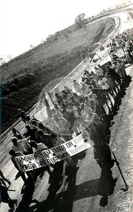 Protesto contra a violência da PM na "Fazenda Annoni" (Rio Grande do Sul, 02 out. 1986) [fotografia] / Fotógrafo(a) : Karine Emerich. -- Ref.: BR-SPMST_MST-SN-CIN_AMP_000452-002599-AMT.