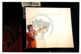 Semana Nacional de Cultura Brasileira e Reforma Agrária (Rio de Janeiro-RJ, 18 mar. 2002) [fotografia] / Fotógrafo(a) : Luciney Martins. -- Ref.: BR-SPMST_MST-SN-CIN_AMP_001824-013845-NDT.