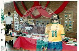 Plenária no Encontro Nacional de Militantes da Comunicação (Ribeirão Preto-SP, 02 dez. 2002) [fotografia] / Fotógrafo(a) : Leticia Barqueta. -- Ref.: BR-SPMST_MST-SN-CIN_AMP_000953-007580-ENC.