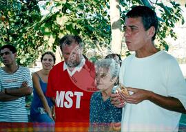 Partida de futebol entre o time do MST e do Chico Buarque (Rio de Janeiro (Estado), mar. 2000) [fotografia] / Fotógrafo(a) : Maysa Mendonça. -- Ref.: BR-SPMST_MST-SN-CIN_AMP_000805-005193-CUL.