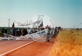 Caminhada do Pontal do Paranapanema (Presidente Prudente-SP, 24 jul. 1993) [fotografia] / Fotógrafo(a) : Bernardo Fernandes ; André Telles. -- Ref.: BR-SPMST_MST-SN-CIN_AMP_001429-011622-MAC.