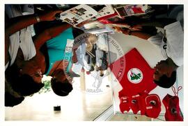 Semana Nacional de Cultura Brasileira e Reforma Agrária (Rio de Janeiro-RJ, 18 mar. 2002) [fotografia] / Fotógrafo(a) : Luciney Martins. -- Ref.: BR-SPMST_MST-SN-CIN_AMP_001821-013633-NDT.