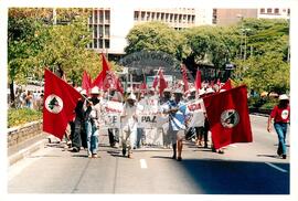 Mobilização para Marcha das Mulheres do acampamento "Terra sem males" do MST na Praça da Sé (São Paulo-SP, 08 mar. 2002) [fotografia] / Fotógrafo(a) : Arquivo MST. -- Ref.: BR-SPMST_MST-SN-CIN_AMP_000399-002274-AMT.