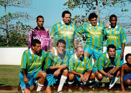 Partida de futebol entre o time do MST e do Chico Buarque (Rio de Janeiro (Estado), mar. 2000) [fotografia] / Fotógrafo(a) : Maysa Mendonça. -- Ref.: BR-SPMST_MST-SN-CIN_AMP_000805-005206-CUL.