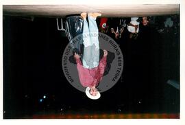 Mística de Abertura do Tribunal (Curitiba-PR, 02 mai. 2001) [fotografia] / Fotógrafo(a) : Douglas Mansur. -- Ref.: BR-SPMST_MST-SN-CIN_AMP_001917-014326-SJM.