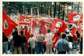 Mobilização (São Paulo-SP, 17 abr. 1988) [fotografia] / Fotógrafo(a) : Douglas Mansur. -- Ref.: BR-SPMST_MST-SN-CIN_AMP_000372-001821-AMT.