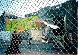 Protesto (Quebec (Canadá), 21 abr. 2001) [fotografia] / Fotógrafo(a) : Maísa Mendonça. -- Ref.: BR-SPMST_MST-SN-CIN_AMP_001057-008561-RIT.
