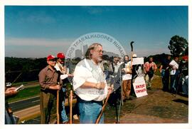 Inauguração do Monumento em homenagem a Antônio Tavares Pereira (Curitiba-PR, 01 mai. 2001) [fotografia] / Fotógrafo(a) : Douglas Mansur. -- Ref.: BR-SPMST_MST-SN-CIN_AMP_001025-007979-ELF.