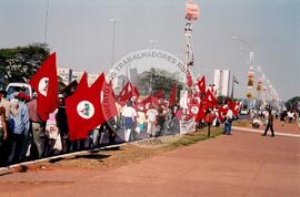 Entrega do resultado do plesbicito da ALCA atividades nacionais conjuntas (Distrito Federal (Brasil), 16 set. 2001) [fotografia] / Fotógrafo(a) : Gildo Aguiar. -- Ref.: BR-SPMST_MST-SN-CIN_AMP_000587-003375-AMT.