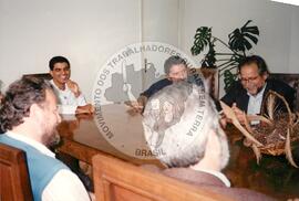 Encontro de Diolinda com personalidades no presídio Carandiru (São Paulo-SP, nov. 1995) [fotografia] / Fotógrafo(a) : [sem autoria] ; Renata Jubram. -- Ref.: BR-SPMST_MST-SN-CIN_AMP_000670-003802-ARV.