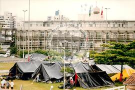 Barraca dos acampados em frente a sede do Incra (Papanduva-SC, [sem data]) [fotografia] / Fotógrafo(a) : Olívio Lamas. -- Ref.: BR-SPMST_MST-SN-CIN_AMP_000487-002841-AMT.