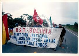 Marcha MST-Bolivia e encontro contra a ALCA (Bolivia, 16 mai. 2002) [fotografia] / Fotógrafo(a) : Joaquin Piñero (Kima). -- Ref.: BR-SPMST_MST-SN-CIN_AMP_001088-008757-RIT.