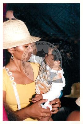 Mobilização para Marcha das Mulheres do acampamento "Terra sem males" do MST na Praça da Sé (São Paulo-SP, 08 mar. 2002) [fotografia] / Fotógrafo(a) : Arquivo MST. -- Ref.: BR-SPMST_MST-SN-CIN_AMP_000399-002290-AMT.