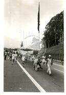 Caminhada dos Sem Terras (São Paulo (Estado), 1988) [fotografia] / Fotógrafo(a) : Douglas Mansur. -- Ref.: BR-SPMST_MST-SN-CIN_AMP_001419-011443-MAC.