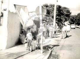 Manifestação em frente a sede regional do INCRA - Brasiguaios acampados em Eldorado e Sete Quedas (Mato Grosso do Sul, [sem data]) [fotografia] / Fotógrafo(a) : Cácio Cortez. -- Ref.: BR-SPMST_MST-SN-CIN_AMP_000615-003482-AMT.