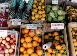 Mercado Frutos da Terra (Rio Grande do Sul, jul. 1996) [fotografia] / Fotógrafo(a) : Arquivo MST. -- Ref.: BR-SPMST_MST-SN-CIN_AMP_000742-004867-CSS.