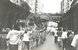Mobilização no Ministério do Trabalho (Rio Grande do Sul, [sem data]) [fotografia] / Fotógrafo(a) : Débora Lerrer. -- Ref.: BR-SPMST_MST-SN-CIN_AMP_000477-002787-AMT.