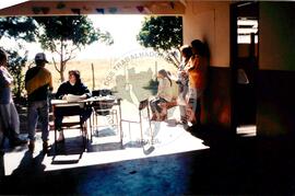 Assentamento "Reunidas" do MST - atendimento odontológico (Promissão-SP, 11 jul. 1998) [fotografia] / Fotógrafo(a) : Arquivo MST. -- Ref.: BR-SPMST_MST-SN-CIN_AMP_000349-001677-ASS.