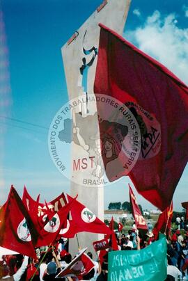 Inauguração do Monumento em homenagem a Antônio Tavares Pereira (Curitiba-PR, 01 mai. 2001) [fotografia] / Fotógrafo(a) : Leticia Barqueta. -- Ref.: BR-SPMST_MST-SN-CIN_AMP_001026-008038-ELF.