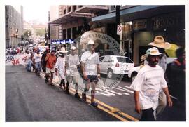 Marcha Sem Terra contra a prisão de 6 trabalhadores (São Paulo-SP, mar. 2000) [fotografia] / Fotógrafo(a) : Joaquim Duarte. -- Ref.: BR-SPMST_MST-SN-CIN_AMP_001426-011545-MAC.