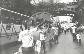 Mobilização do MST no Ministério do Trabalho (Rio Grande do Sul, [sem data]) [fotografia] / Fotógrafo(a) : Débora Lerrer. -- Ref.: BR-SPMST_MST-SN-CIN_AMP_000475-002771-AMT.