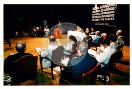 Tribunal Internacional dos Crimes do Latifúndio e da Política Governamental de Violação dos Direitos Humanos (Curitiba-PR, 02 mai. 2001) [fotografia] / Fotógrafo(a) : Douglas Mansur. -- Ref.: BR-SPMST_MST-SN-CIN_AMP_000135-001031-ACS.